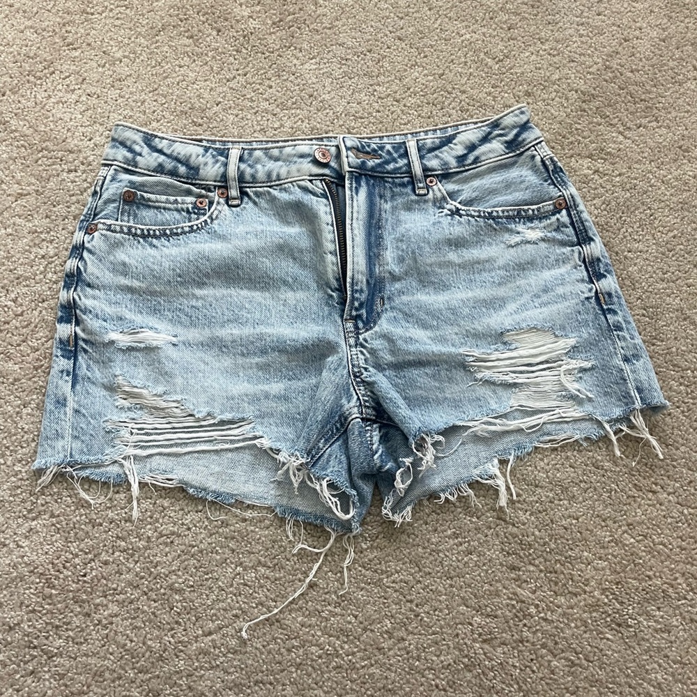 American Eagle light washed Jean shorts. Size 6